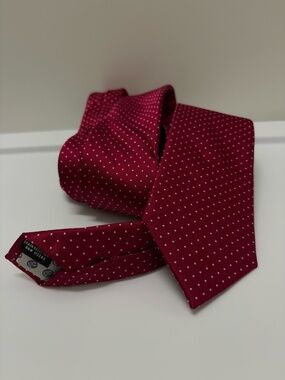 Tie Bar crimson dot tie